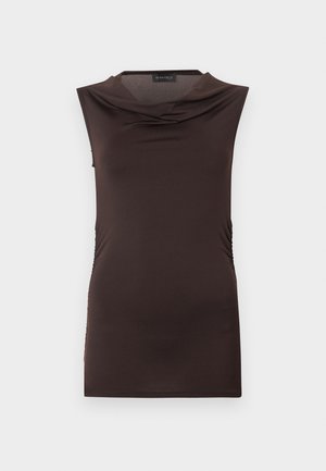 Γυναικείο αμάνικο τοπ σκούρου καφέ χρώματος με ντραπέ λαιμόκοψη και ελαφριά πιέτα στις πλευρές, παρουσιασμένο σε μονόχρωμο φόντο.