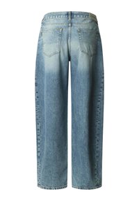 Svetlomodré džínsy s širokými nohavicami, zadnými vreckami, pútkami na opasok a vyblednutými detailmi okolo sedacej časti a horných stehien.