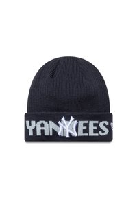 Pletená čierna čiapka s prehnutým okrajom. Na prednej strane je vyšívaný biely text "YANKEES" a logo. Mäkká textúra, priliehavý strih.