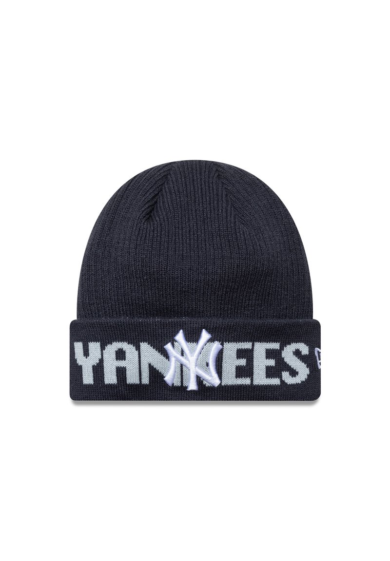 Pletená čierna čiapka s prehnutým okrajom. Na prednej strane je vyšívaný biely text "YANKEES" a logo. Mäkká textúra, priliehavý strih.