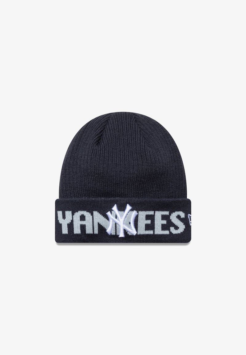 Adīts melns beanie cepure ar locīšanas maliņu. Priekšpusē ir balts uzraksts "YANKEES" un logo, izšūti. Mīksta tekstūra, cieši pieguļ.