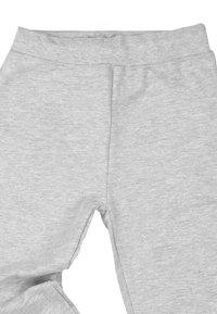 Pantaloni della tuta in cotone grigio con elastico in vita, caratterizzati da una texture morbida e gambe affusolate. Nessuna tasca visibile o ulteriori dettagli decorativi.