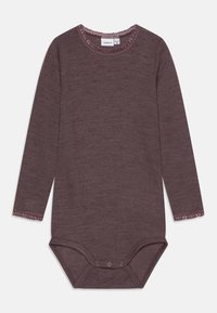 Bodystocking za dojenčke z dolgimi rokavi v temno mauve barvi, z mrežastim teksturiranim materialom, čipkastim robom na izrezu in manšetah ter s pritisnimi gumbi na dnu.