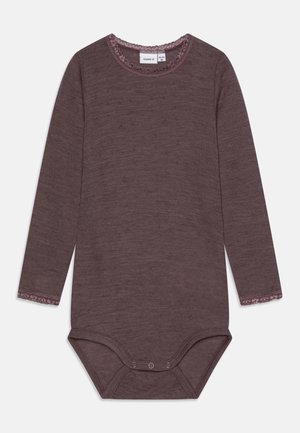 Bodystocking za dojenčke z dolgimi rokavi v temno mauve barvi, z mrežastim teksturiranim materialom, čipkastim robom na izrezu in manšetah ter s pritisnimi gumbi na dnu.