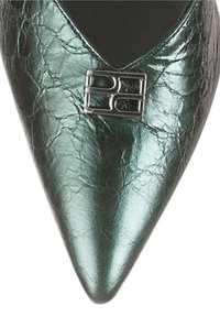 Chaussure à bout pointu vert métallisé avec une texture froissée et un petit détail de boucle double-B argentée près de l'avant.