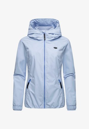 Chaqueta con capucha de color azul claro, con cierre frontal, puños elásticos y dos bolsillos laterales con cremallera. Fabricada con un material suave y ligero.