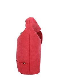 Rote synthetische Stofftasche mit dreieckiger Form, glatter Textur, einer Seitentasche und einem versteckten Reißverschlussakzent an der Oberseite.