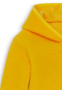 Felpa con cappuccio di un vivace giallo, realizzata in materiale morbido, con un colletto spesso e una superficie liscia contrassegnata da dettagli di cucitura ben visibili.