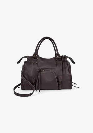 Sac à main en cuir marron foncé avec deux anses, une bandoulière amovible, une poche avant zippée et des clous décoratifs en métal.