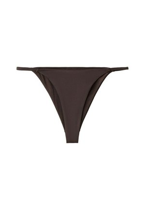 Slip de bikini maro închis cu barete laterale subțiri și un design simplu, minimalist, așezat plat pe un fundal alb.