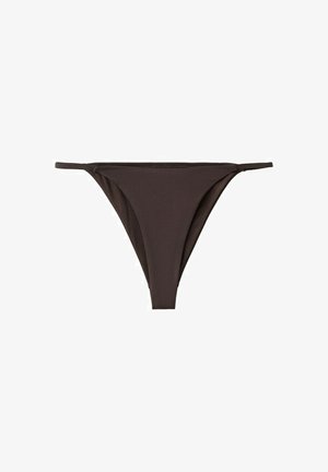 Slip de bikini maro închis cu barete laterale subțiri și un design simplu, minimalist, așezat plat pe un fundal alb.