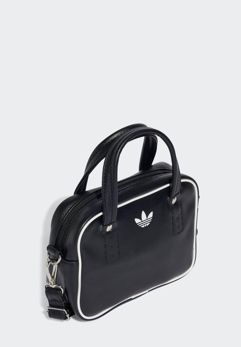 Schwarze Lederhandtasche mit weißen Paspeln, Reißverschluss, oberen Griffen und einem geprägten Logo auf der Vorderseite. Kompakte rechteckige Form.