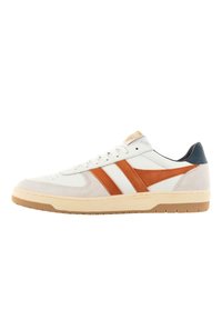 Sneaker bianco con dettagli marroni e crema, materiali in pelle e scamosciato, lacci piatti e suola in gomma beige. Presenta strisce laterali a contrasto.