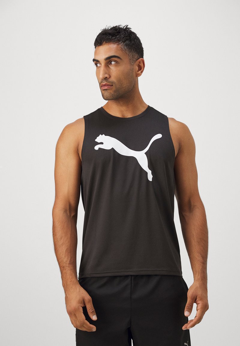 Zwarte sportieve tanktop met een witte springende poema logo op de voorkant. Gemaakt van een gladde, lichtgewicht stof. Model draagt zwarte shorts.