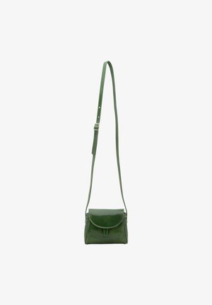 Grüne Leder-Crossbody-Tasche mit Klappenverschluss, runder Form und verstellbarem Gurt. Verfügt über eine glatte Textur und dezente Nahtdetails.