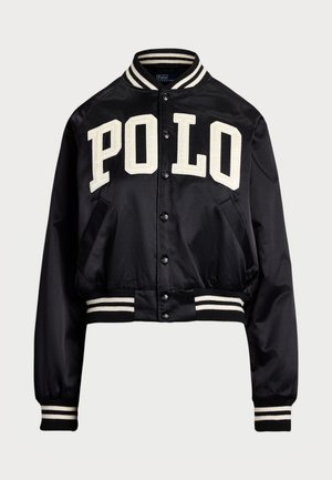 Jaqueta bomber de cetim preta com a letra branca "POLO". Apresenta punhos e cintura em ribana listrada, botões e bolsos laterais.