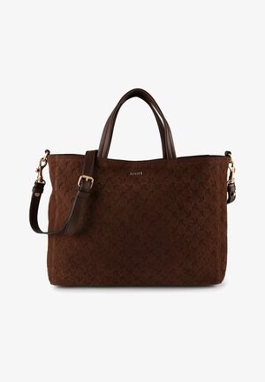 Sac fourre-tout en daim marron avec motif embossé, deux poignées supérieures, bandoulière réglable détachable et petit logo de marque en métal sur le devant.