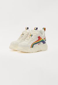 Sneaker bianchi con accenti arcobaleno sul lato e sul tallone, dotati di una suola spessa e una parte superiore testurizzata. Inclusi lacci e linguette per il tiro.