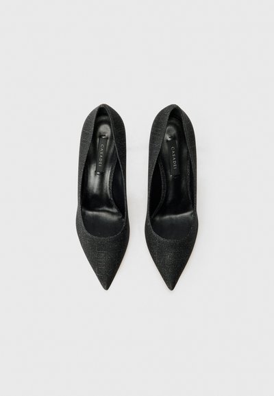 Pantofi cu toc înalt negri, cu un design cu vârful ascuțit, realizați dintr-un material texturat, având un interior neted negru și un branding minim.