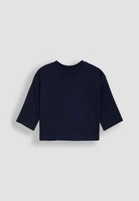 Marineblaues, verkürztes T-Shirt aus Baumwolle mit rundem Ausschnitt und Dreiviertelärmeln, schlichtes Design ohne Muster oder Akzente.