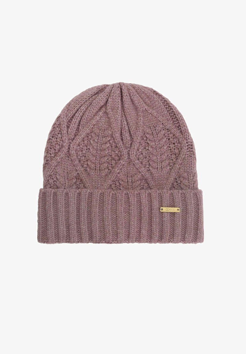 Dzianinowa czapka w jasnym mauve z teksturowanym wzorem. Posiada prążkowany mankiet oraz małą złotą metalkową etykietę. Wykonana z miękkiego włóczki.