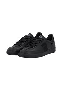 Sneakers neri con tomaia in pelle liscia, punta arrotondata e suola in gomma nera. Le caratteristiche includono lacci, branding sul lato e dettagli testurizzati.