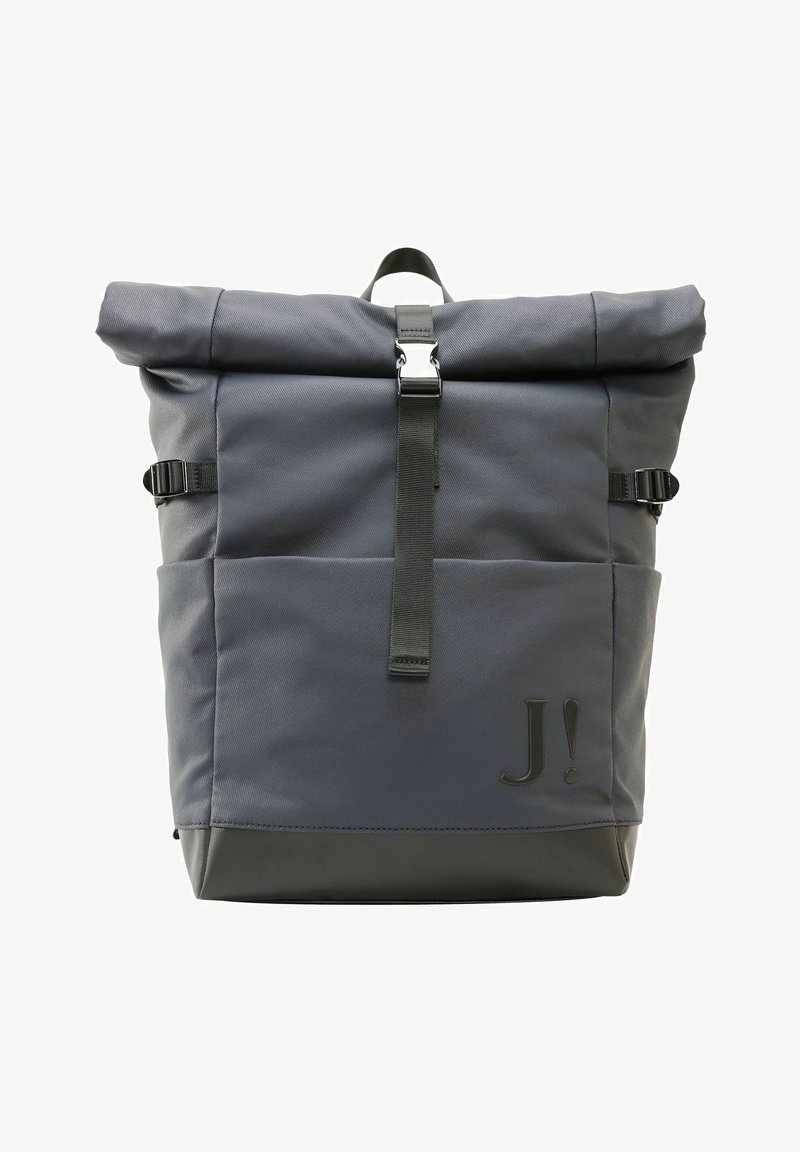 Zaino grigio a rotolo con accenti neri, dotato di spallacci regolabili, una tasca frontale e un logo impresso nella parte inferiore.