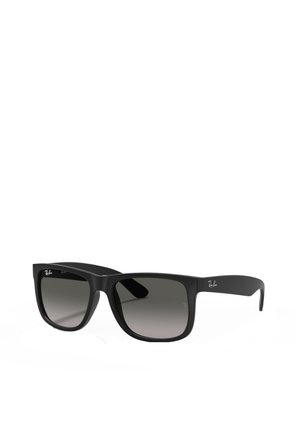 Occhiali da sole neri rettangolari con lenti grigie sfumate, dotati di una robusta montatura in plastica e un logo Ray-Ban discreto sulle tempie.