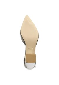 Scarpa con tacco alto a punta in pelle grigia con finitura lucida, caratterizzata da una suola leggera beige texturizzata e un discreto dettaglio di branding.