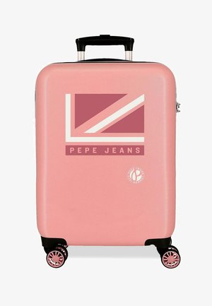 Maleta rígida de color rosa con cuatro ruedas, asa telescópica negra y logo "PEPE JEANS" en el frente.