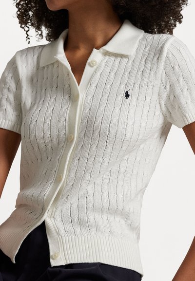 Witte short-sleeve gebreide polo met een gestructureerd kabelpatroon en een ribgebreide zoom. Bevat een kraag en een klein geborduurd logo op de borst.