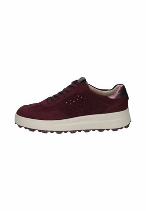 Low-top bordeaux sneaker met geperforeerde zijdetails, veters aan de voorkant, witte dikke zool en metalen accent op de hiel.