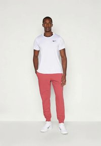Nike Performance NIKECOURT HERITAGE PANT JOGGER - Tepláky - cedar