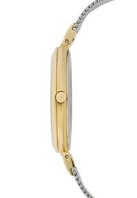 Guld- och silvertone klocka med rund boett, slät bezel och texturerat metallarmband. Har en sidoknapp för justeringar.
