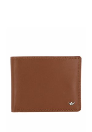 Portefeuille bifold en cuir marron avec coutures visibles et petit emblème logo argenté dans le coin inférieur droit, isolé sur fond blanc.
