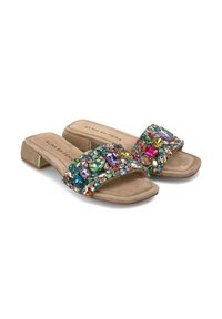 Beige sleehak sandalen met een decoratieve band met kleurrijke gem versieringen. Zachte suède textuur en gematigde blokhak.