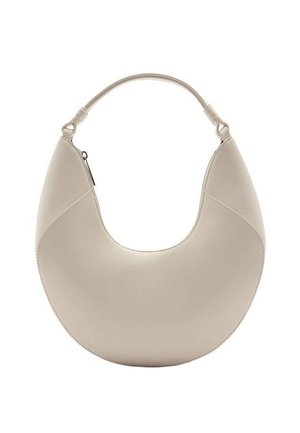 Bolso beige en forma de media luna con un único asa superior y cierre de cremallera sobre un fondo blanco liso.