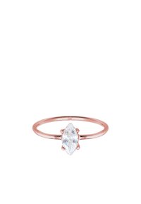 Anello in oro rosa con una pietra chiara a taglio marquise, banda semplice e sottili impostazioni a artiglio per la pietra. Contrassegnato "925" per argento sterling.