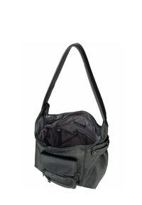 Bolso de mano de cuero negro con una única correa para el hombro, que cuenta con un bolsillo con cremallera en el interior y un bolsillo con solapa en la parte frontal. Exterior texturizado.