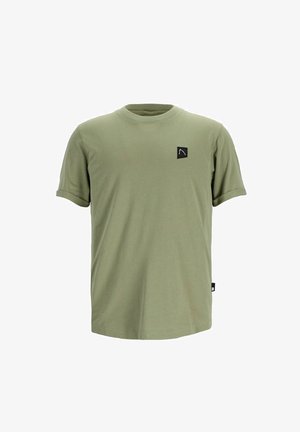 Olivgrön kortärmad t-shirt i mjukt material, med en liten svart etikett med en vit logotyp på bröstet och uppvikta ärmslut.