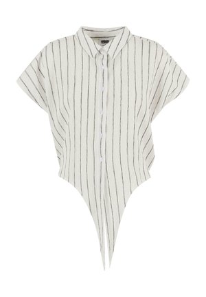Chemise blanche à col, avec des rayures verticales noires, manches courtes, fermeture à boutons, et un ourlet asymétrique unique qui se termine en pointes.