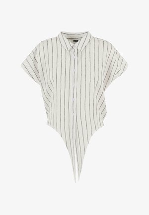 Chemise blanche à col, avec des rayures verticales noires, manches courtes, fermeture à boutons, et un ourlet asymétrique unique qui se termine en pointes.