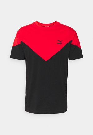 Rød og sort PUMA t-shirt med et v-formet design, rund halsudskæring, korte ærmer og et lille logo på brystet. Fremstillet af bomuld.