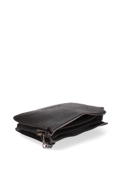 Clutch in pelle nera texturizzata con due scomparti principali, hardware in argento e chiusura con zip. Design piatto, finitura liscia.
