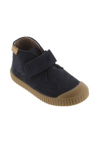Botte cheville en suede bleu marine avec une sangle Velcro, un bout rond et une semelle en caoutchouc avec des rainures texturées pour une meilleure adhérence.