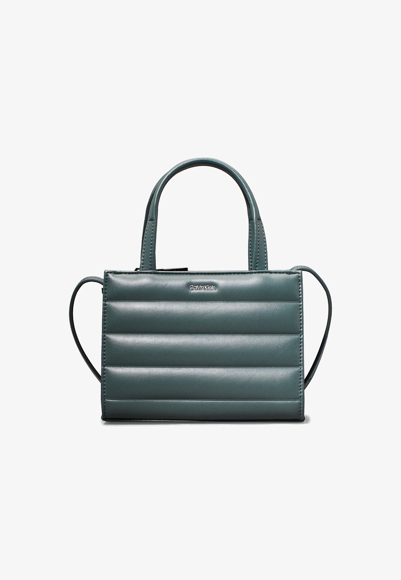 Grüne Handtasche aus Kunstleder mit horizontalem Steppmuster, Henkeln oben und einem abnehmbaren Umhängeriemen. Logo auf der Vorderseite angebracht.