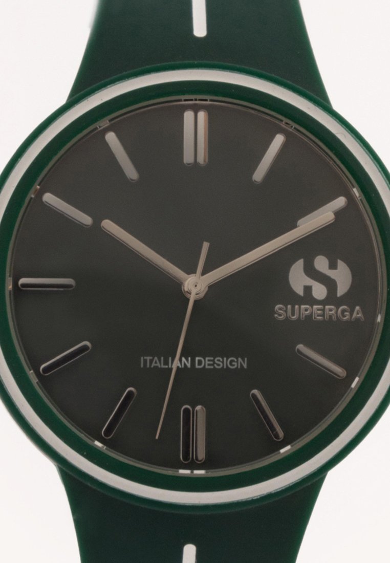 Zelena silikonska ura z črnim številčnico, srebrnimi kazalci in logotipom. Eleganten dizajn s krožno ohišje in preprostimi poudarki.