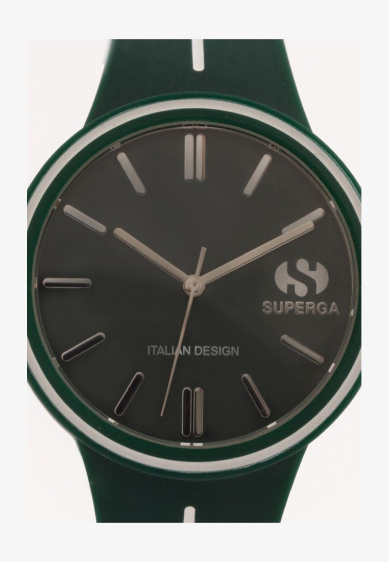 Roheline silikoonkell, millel on must kellanägu, hõbedased tunni markerid ja logo. Loodud ülevaatlikku disaini, millel on ümmargune korpus ja lihtsad aktsendid.