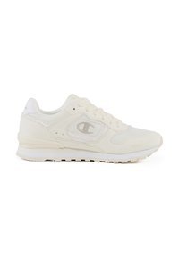 Baskets blanches avec une tige en daim et en toile, dotées d'une semelle rembourrée, d'un design à lacets et d'un petit logo sur le côté.