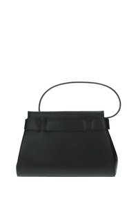 Borsa a tracolla nera in pelle con un design strutturato, dotata di un manico piatto e un accento a forma di nastro sul davanti. Texture liscia e stile minimalista.